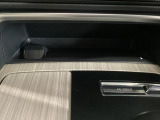 エンジン稼働中にQi規格に対応したスマートフォンなどを置くだけで、充電ができるワイヤレスチャージャーを搭載しています。