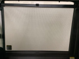 【ロールサンシェード】日差しを遮りつつ、プライバシーも守れる優れもの。窓枠一体型なら見た目もスマートで、出し入れの手間もゼロ。暑い日の移動をグッと楽にしてくれます。
