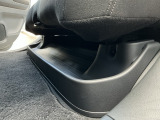 セカンドシートです!!足元には長いお荷物などを載せて頂ける便利なスペースあります!!