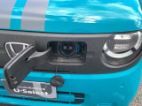 急速充電は車内のボタンを操作して開け、あとは充電コネクターを差すだけで充電開始します。簡単な充電操作と、フタの開け方を変えることで差し間違いを防げる安心感。