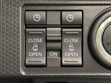 両側パワースライドドアウェルカムオープン機能 降車時にスイッチで予約しておけば、乗車時に電子カードキーを持ってクルマに近づくだけでパワースライドドアが自動でオープン♪