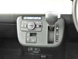 オートエアコンを装備しておりますので、四季を通じて車内を快適な温度に保つことが出来ます!高級感が有りますね!