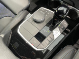 【シフトノブ】BMWの高性能オートマチックは、ATセレクトレバーを左側に倒すことで、通常の「D」から「S」(スポーツ)または「M」(マニュアル)へと切り替えが可能です。