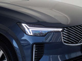 ひときわ印象的なT字型のLEDヘッドライトは、新世代のボルボを象徴するユニークなアイコンとなっています。LEDデイタイム・ランニング・ライトやポジションライト、ウインカーの役割も果たします。