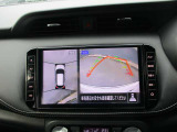 アラウンドビューモニターも装備しております。ご覧のように車体を真上か見たような映像なので、車庫入れの苦手なお客様ももうご心配いりません。