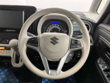 【ハンドル回り】インテリアに合わせたデザインのステアリングは、運転される方のことも考え、運転しやすい形状、大きさです。ぜひ一度、実際に触ってお確かめください。