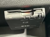 【ETC】有料道路を利用する際に料金所で停止することなく通過できる、ETC車載器(ノンストップ自動料金収受システム機器)が装備されています。セットアップを行うことで利用可能になります。
