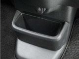 ◆センターロアボックス◆インパネ中央の下部には、ごみ箱としても使用する事ができるセンターロアボックスを装備しております。