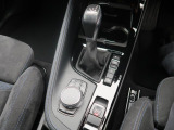 【シフトノブ】BMWの高性能オートマチックは、ATセレクトレバーを左側に倒すことで、通常の「D」から「S」(スポーツ)または「M」(マニュアル)へと切り替えが可能です。