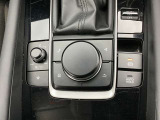 コマンダーコントロール。スイッチを探すことなく自然に手を下した位置に配置。手元を見ることなく、各種操作が行えます。