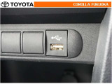 ポータブルオーディオなどの機器を接続して、車両のスピーカーで聞くことができます。
