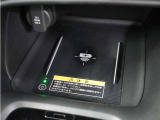 センターコンソールトレーはワイヤレス充電器(Qi(チー)規格)となっており、対応機種を置いておくだけで充電可能です。