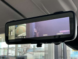 アラウンドビューモニターの映像はルームミラーにも映ります。