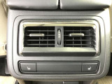 後部座席にもエアコン吹き出し口がしっかり装備されています。後席にもシートヒーターが付いてます