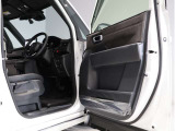運転席・助手席ドアは開口範囲が広く、とても乗りやすいですよ!収納スペースもあります!