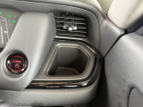 運転席右手側にドリンクホルダーやエンジンスターターボタンが装備されています!