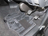 内装工程では、中古車を気持ちよくお乗りいただけるよう清掃しております。シートの洗浄はもちろん、ニオイの元となるフロアカーペットまで洗浄・消臭を実施。