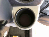 便利なドリンクホルダーが付いています。