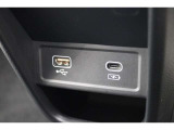 USBオーディオ用ソケットがついていますので携帯電話などを接続すれば音楽等の再生が可能です!充電用ソケットもございます!