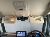 両席のサンバイザーにはバニティーミラーも付いています。身だしなみチェックには欠かせません。