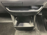 【インストセンターロアボックス】CDなどが収納できる格納式のボックス!
