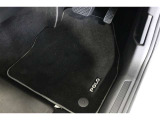 フロアマット標準装備。車内を清潔に保ちます。