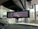 スマートルームミラーは、車両後方に設置されたカメラの映像を、ルームミラーに映し出すことで、死角をなくし、安全性を向上させることができます。また、夜間や雨天時でも、クリアな映像を映し出すことができます。