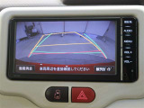 バックガイドモニターで、後方を確認しながら安心して駐車することができます。運転初心者も熟練者も必須の機能ですよ!