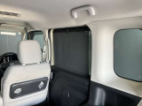 ロール式シェードが出てきます!車内の温度を安定して保てます♪強い日差しもシャツトダウンしてくれます☆