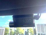 前後にドライブレコーダーを装備左右のツインテールパイプは迫力を感じ、通常のモデルとは明確な違いがあります。