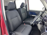 高いホールド性で運転姿勢が安定します。長距離ドライブでも疲れにくいのが魅力です。快適なドライビングライフをお送りください♪