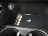 センターコンソールトレーはワイヤレス充電器(Qi(チー)規格)となっており、対応機種を置いておくだけで充電可能です。