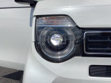 【LEDヘッドライト】悪天候や夜間走行時も良好な視界を確保し安心して運転できる高輝度LEDヘッドライトを装備!点灯速度が早く、消費電力も抑えられています。