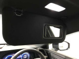 照明付き運転席サンバイザーミラーです。
