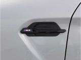 【デザインとの融合】BMWデザイナーが創り出したボディデザインを損なう事のない様に配置とデザインに拘っています。ドアノブについてもBMWの拘りに妥協はありません。