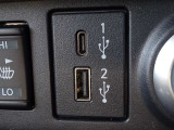 【USB電源ソケット】走行中にスマホやタブレットなどを充電することができて便利です♪