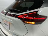 【テールランプ】夜間や悪天候時に後続車へ自車の存在と車幅を伝え、追突事故を防ぐ【安全性の向上】が最大の目的です。