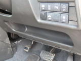 運転席足元に収納があります。