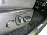 パワーシート搭載。微妙な調整が手軽にでき、ピッタリのポジションで運転することが可能です。