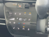 フルオートエアコン搭載。温度設定だけで、車内はいつも快適な空間を維持できます。前席シートヒーターとハンドルヒーターを装備しています。