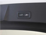 テールゲートには、スイッチ一つで開閉可能な電動開閉機能を装備。また、リアバンパーの下で足を動かすだけで開閉できる、ハンズフリー・オープニング/クロージング機構も搭載しています。