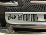 電動格納式リモコンドアミラーと、パワーウィンドウスイッチ等は運転席ドアにあります。