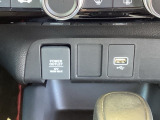 アクセサリーソケットを装備。車内アクセサリーの電源として便利です。