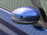 【LEDドアミラーウインカー】ドアミラーにウィンカーが付いているので、周りの車がウインカーやハザードに気付きやすくなります。右左折時や車線変更時の事故を防ぎ、安全に走行できます。