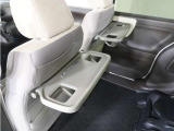 ◆シートバックテーブル◆フロントシートの背面に後席用のテーブルがついています。小物が置けて!カップホルダーもあります、ドライブ中や休憩時にも便利なテーブルです。