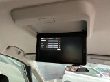 セカンドシートでは迫力の映像を楽しめるとともに、サードシートからでも見やすい11インチ大画面モニター。格納式なので車内の移動もスムーズです。