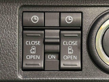 両側パワースライドドアウェルカムオープン機能 降車時にスイッチで予約しておけば、乗車時に電子カードキーを持ってクルマに近づくだけでパワースライドドアが自動でオープン♪