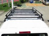 ルーフキャリア付き!長尺物や車内に積みにくい荷物の運搬にも便利です。