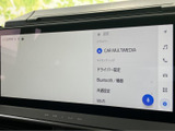見やすい大画面ディスプレイで、目的地設定や音楽再生をスムーズに行えます。直感的な操作性で快適なドライブをサポートします。