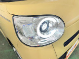 白く明るい光で夜間走行をサポートするLEDヘッドランプを搭載